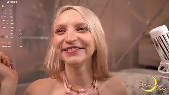 marylunamay live cam on Stripchat