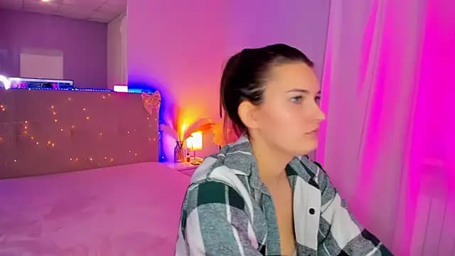 Laura_Leee live cam on Stripchat