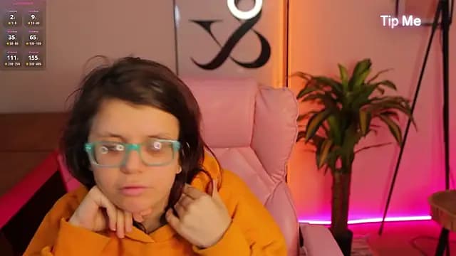 Ariell_Mini live cam on Stripchat