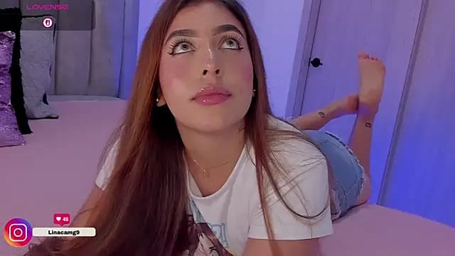 MaddyyLennon live cam on Stripchat