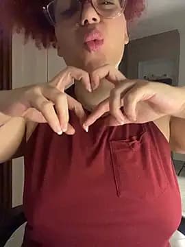 Leyah__ live cam on Stripchat