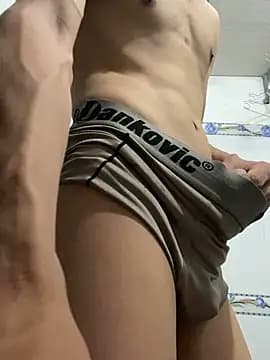 Nguyencuong1999 live cam on Stripchat