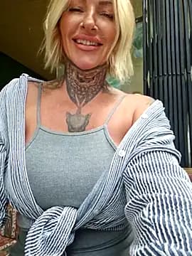 TravelMommyBlair live cam