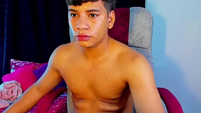 Aless_bigg live cam on Stripchat