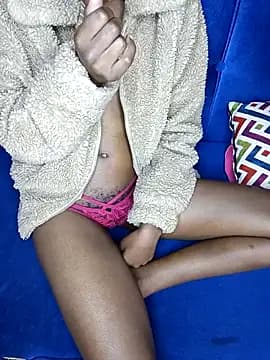 spankingsbee live cam on Stripchat