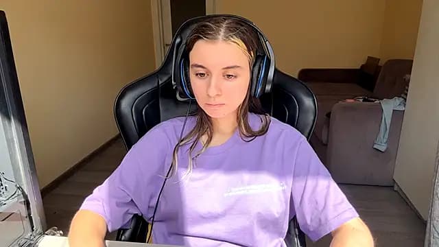 PluralPalaver live cam on Stripchat