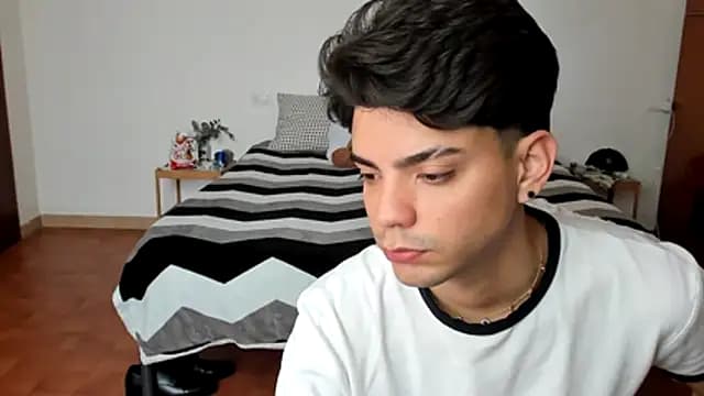 dylancrugerx live cam on Stripchat