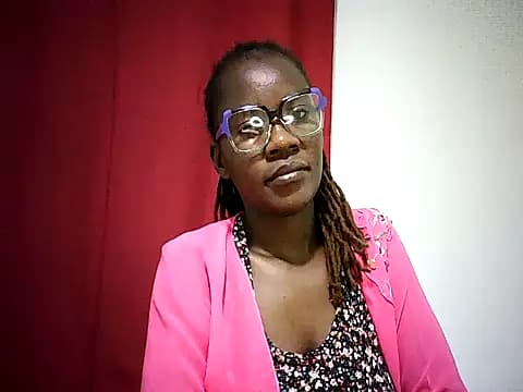 Pierra77 live cam on Stripchat