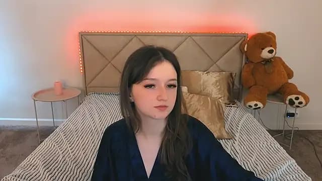 CyrenaLuxe live cam on Stripchat