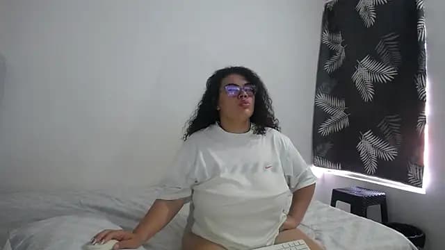 mabigomez00 live cam on Stripchat