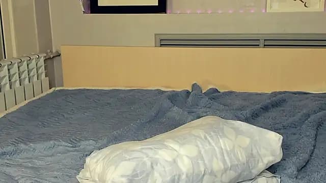 TienKnous live cam on Stripchat