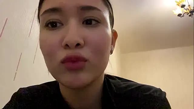 YourMiIa live cam on Stripchat