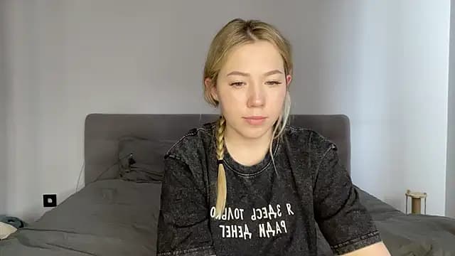 alyrasun live cam on Stripchat