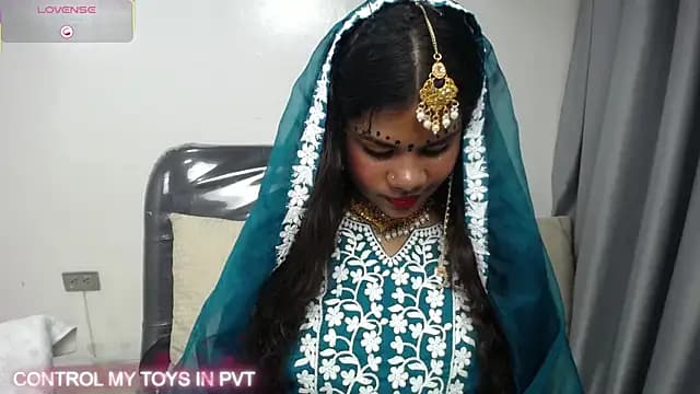 yaazhinii live cam