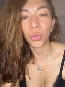 EmelyGigi live cam on Stripchat