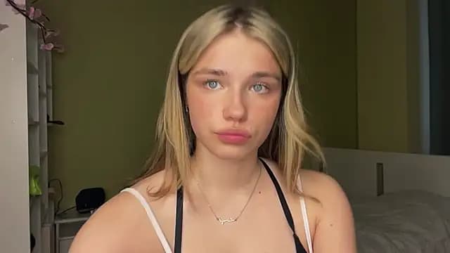 EarthaStinett live cam on Stripchat