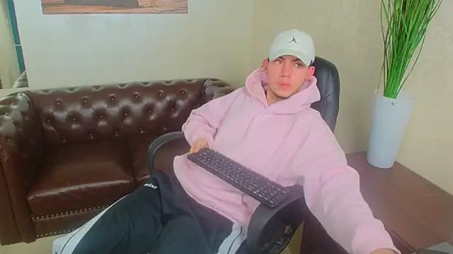 KrewVaughn live cam on Stripchat