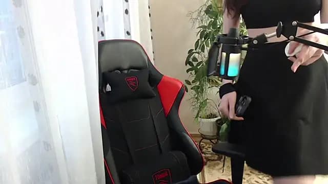 PunyKnee live cam on Stripchat