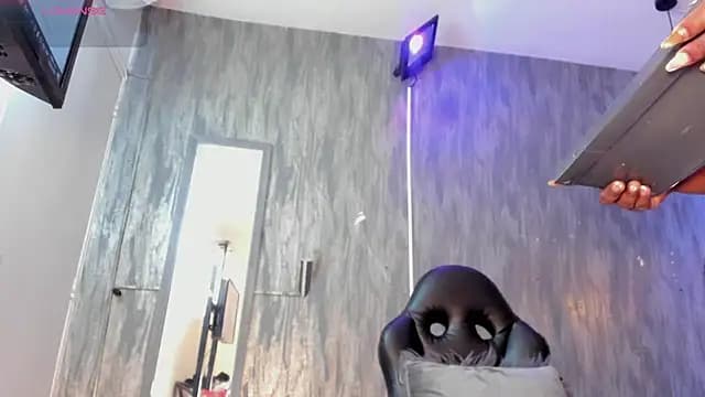 Saravy_Blandon live cam on Stripchat