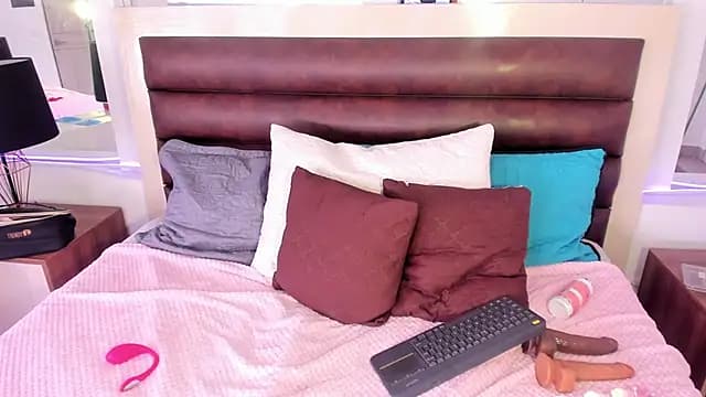 AprilBom live cam on Stripchat