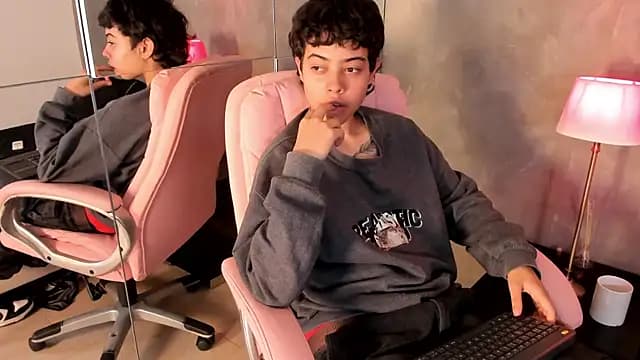 Cris_Sasha live cam on Stripchat