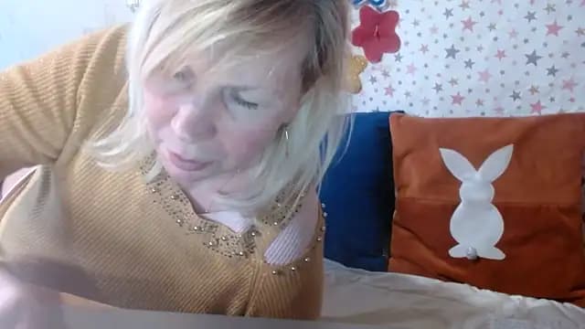 QueenLana live cam on Stripchat