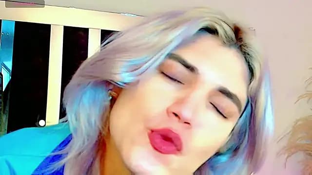 honey_skin live cam on Stripchat