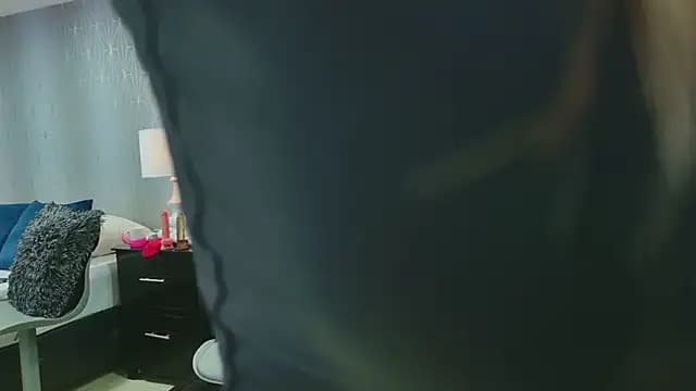 ZoeWilliis live cam on Stripchat