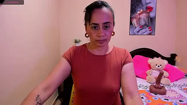 sara_florez12 live cam on Stripchat