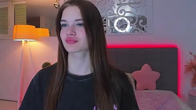 LuisaClover live cam