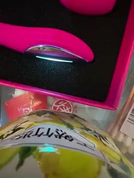 mo-mo-69 live cam on Stripchat