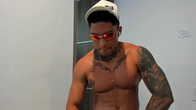 Dominiofit live cam on Stripchat