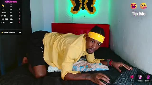 Aroonsexyboy live cam