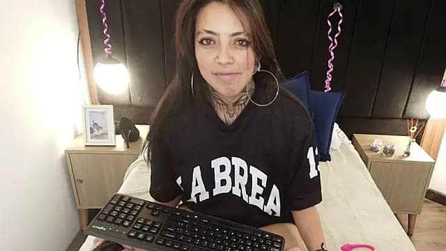 LiaMonroee_ live cam on Stripchat