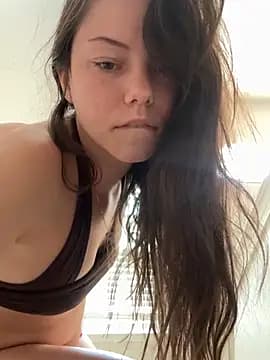 lilbbyily live cam on Stripchat