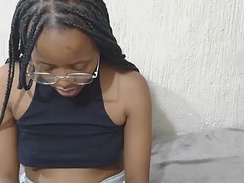 YoungFlirty18 live cam on Stripchat