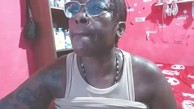 loretybig live cam on Stripchat