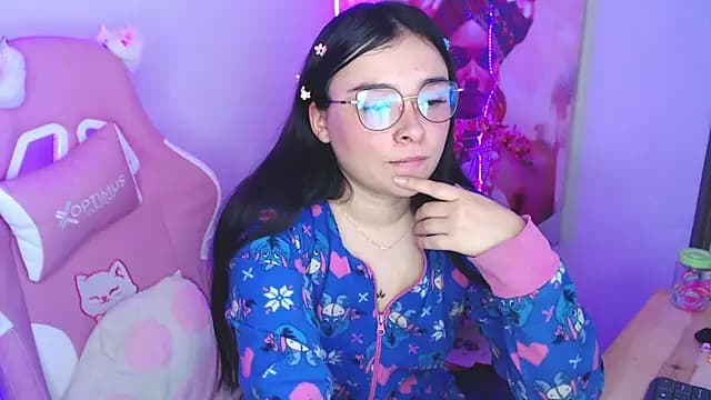 Nahia_Brm live cam on Stripchat