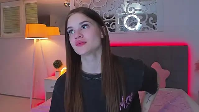 LuisaClover live cam