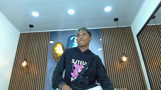 LuckyBluex live cam on Stripchat