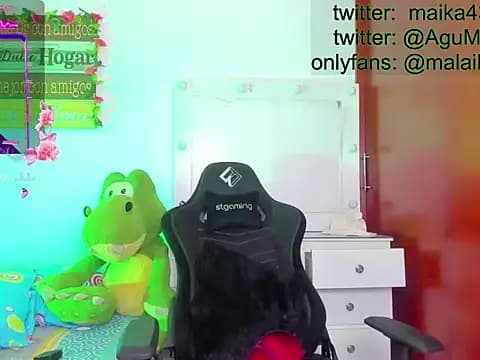 maika28 live cam on Stripchat