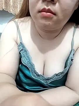 VyOanh2K live cam on Stripchat