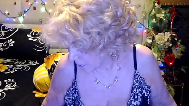 HappyWomanOn live cam