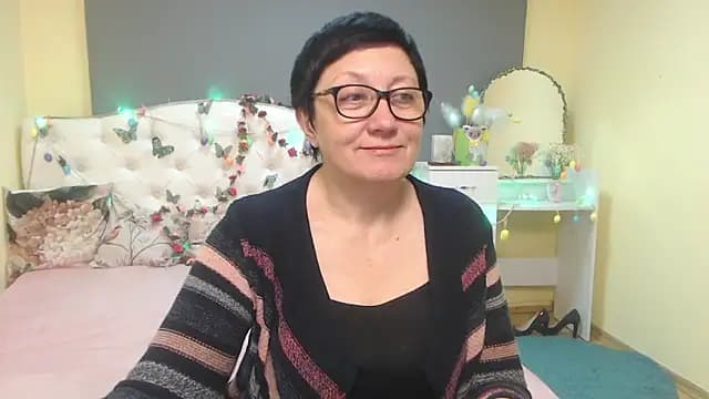 EmilyL0ve live cam on Stripchat