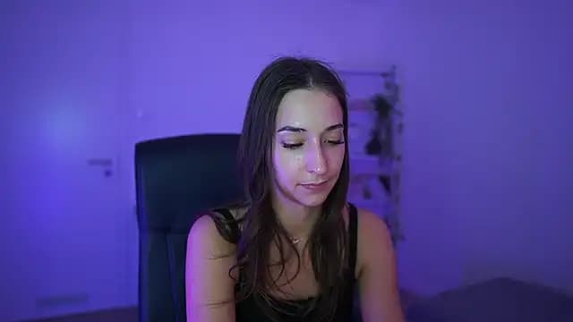 Crystalbrunette18 live cam