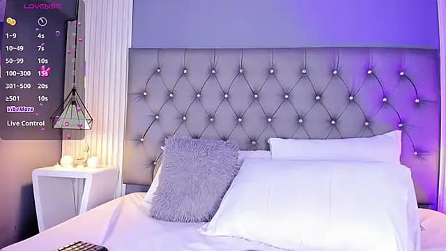 LunaBloomn live cam on Stripchat