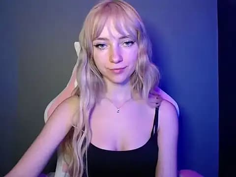 LuciaYoung live cam on Stripchat