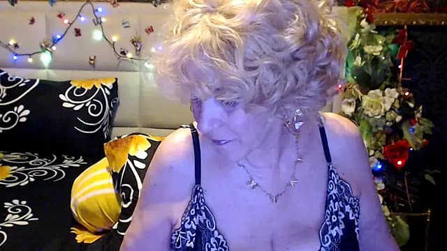 HappyWomanOn live cam