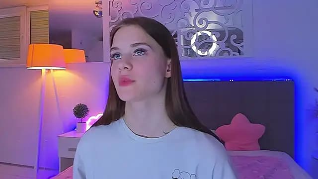 LuisaClover live cam