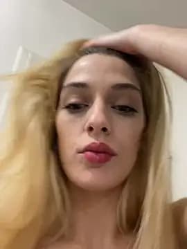 Bellalolahot live cam on Stripchat